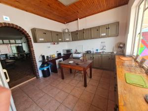 cocina con mesa y encimera en Melville House en Johannesburgo