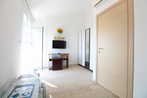 a hallway with a door and a desk and a television at House Volme 2255 in Banjole