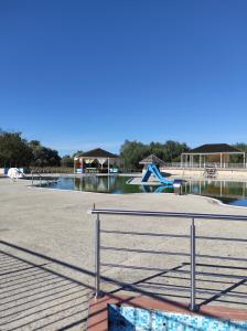 een park met een speeltuin met een glijbaan en water bij Appartement UNA La Bella 3* in Bihać