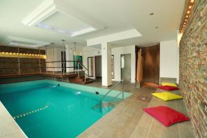 a large swimming pool in a building at Haverkamp Suites in Bremerhaven