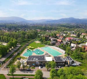 widok z powietrza na ośrodek z dwoma basenami w obiekcie Noclegi PAŃSKA Góra w Andrychowie
