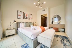Postel nebo postele na pokoji v ubytování Delightful 1BR at Reehan Downtown Dubai by Deluxe Holiday Homes