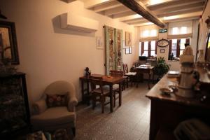 a living room with chairs and a dining room table at Ayvalık Palacitta Guesthouse in Ayvalık