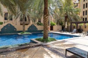 Bazén v ubytování Delightful 1BR at Reehan Downtown Dubai by Deluxe Holiday Homes nebo v jeho okolí
