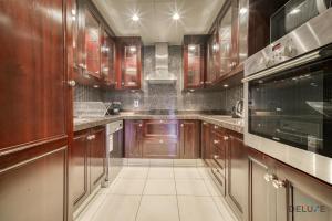 Kuchyň nebo kuchyňský kout v ubytování Delightful 1BR at Reehan Downtown Dubai by Deluxe Holiday Homes