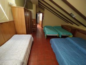 a room with three beds in a room at Albergue de Nuestra Señora Carrasquedo in Grañón