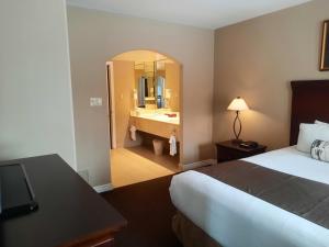 una camera d'albergo con letto e bagno di Home Away From Home in Horse Shoe Valley a Oro-Medonte