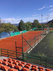 een tennisbaan met oranje stoelen in een stadion bij Appartement UNA La Bella 3* in Bihać