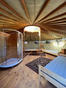Duży pokój z łóżkiem i prysznicem w obiekcie Mágustanya w mieście Paloznak