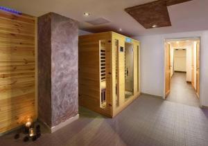 Cette grande chambre est dotée de murs en bois et d'un couloir. dans l'établissement Hotel SKI, à Demänovská Dolina
