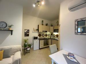 kuchnia i salon z kanapą i stołem w obiekcie Apartments Rafaela w Korčuli