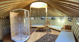 a yurt with a sauna and a table and chairs at Mágustanya in Paloznak