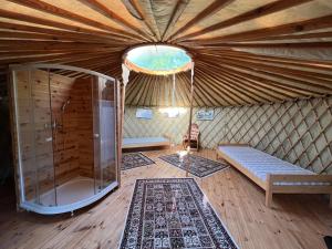 um quarto com uma tenda com uma cama e uma janela em Mágustanya em Paloznak