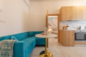 sala de estar con sofá azul y mesa en Perfect Living en Rodas