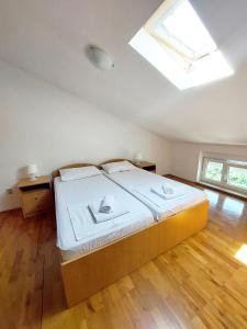 Postel nebo postele na pokoji v ubytování Apartmani Alavuk