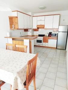 Kuchyň nebo kuchyňský kout v ubytování Apartmani Alavuk