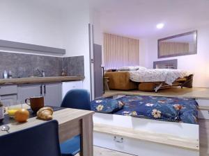 Zimmer mit einem Bett, einem Tisch und einem Esszimmer in der Unterkunft un trésor a découvrir - escapade millavoise in Millau