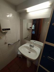 Ένα μπάνιο στο Albergue de Nuestra Señora Carrasquedo