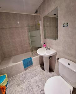 Koupelna v ubytování Apartahotel portal de leon + 80 fotografií