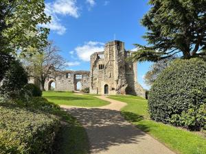 un vieux château en pierre sur une pelouse verdoyante dans l'établissement 1 Bed Central Newark Flat 1st Floor, à Newark-on-Trent