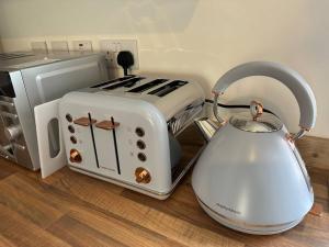 a tea kettle and toaster sitting next to a toaster oven at 1 Bed Central Newark Flat 1st Floor in Newark-on-Trent