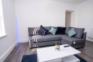 uma sala de estar com um sofá e uma mesa de centro em Luxurious 1 Bedroom Central Apartment. Sleeps 4 em Blackpool