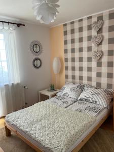 a bedroom with a bed and a checkered wall at Apartament Centrum in Kołobrzeg