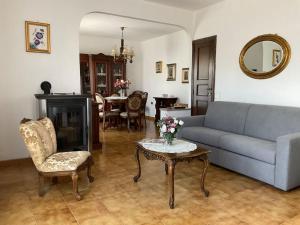 - un salon avec un canapé et une table dans l'établissement Casa Rosalina Sardinia Italy, à Luogosanto