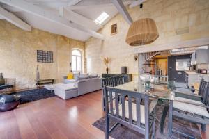 een woonkamer met een bank en een tafel bij Le 22 - Magnifique appartement en plein cœur des Chartrons in Bordeaux