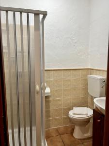 クストナーチにあるLa Pergolaのバスルーム(トイレ、洗面台付)