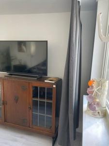 En tv och/eller ett underhållningssystem på Appartement in Centrum Alkmaar