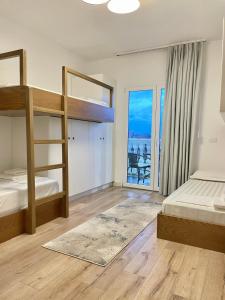 um quarto com beliches e vista para o oceano em Luxury Lily's apartment em Shkodër