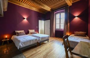 A bed or beds in a room at Gîte Les Muses, Ancien hôtel particulier avec SPA