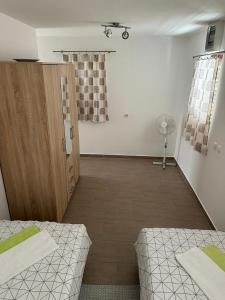 Habitación con 2 camas y habitación con puerta en apartman Marko Malinska, en Malinska