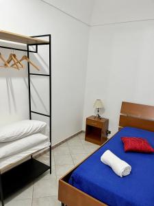 クストナーチにあるLa Pergolaのベッドルーム1室(青いシーツと鏡付きのベッド1台付)