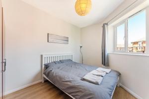 a bedroom with a bed and a window at Stunning aparment in Canada Water in London