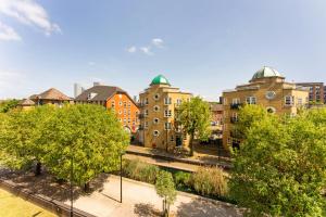 a view of a city with buildings and trees at Stunning aparment in Canada Water in London