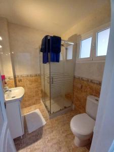 łazienka z prysznicem, toaletą i umywalką w obiekcie MyCasa w mieście Morro del Jable