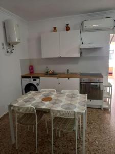 kuchnia ze stołem i krzesłami w pokoju w obiekcie MyCasa w mieście Morro del Jable +13 zdjęć