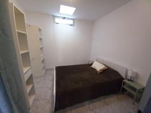 małą sypialnię z łóżkiem i szafką nocną w obiekcie MyCasa w mieście Morro del Jable