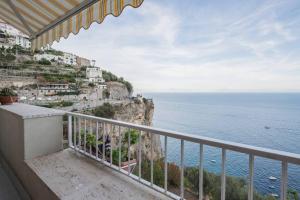 balcone con vista sull'oceano di La Terrazza Amalfi ad Amalfi