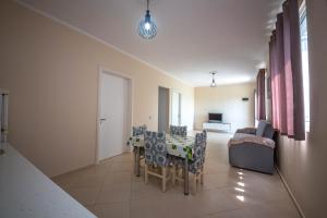 都拉斯的住宿－Villa Gozhina，客厅配有桌椅和沙发