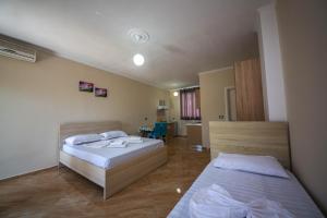- une chambre d'hôtel avec 2 lits dans l'établissement Villa Gozhina, à Durrës
