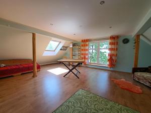 ein Wohnzimmer mit einem Bett und einem Tisch in der Unterkunft Māja ģimenes brīvdienām laukos 