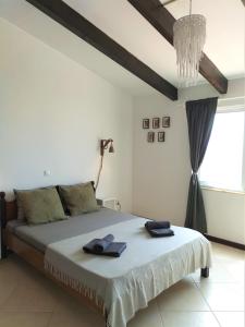 een slaapkamer met een bed met twee handdoeken erop bij Solstice in Santa Maria