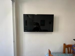 a flat screen tv hanging on a wall at VIS3 - Estudio con Wifi, Centro a 200 metros, Playa a 850 metros in Torremolinos