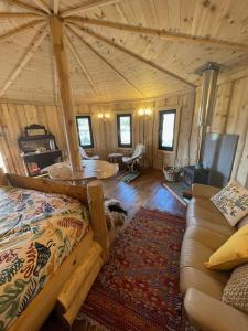 um quarto com um sofá e uma mesa numa cabina em Acorn Glade Glamping em York