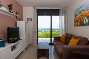 A television and/or entertainment centre at 1112 Mileni I - Apivend Immo