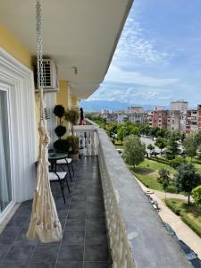 uma varanda com cadeiras e vista para a cidade em Luxury Lily's apartment em Shkodër
