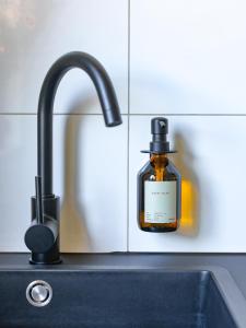 a bottle of oil sitting on a kitchen sink at 75qm Luxusapartment in perfekter Lage in Bochum